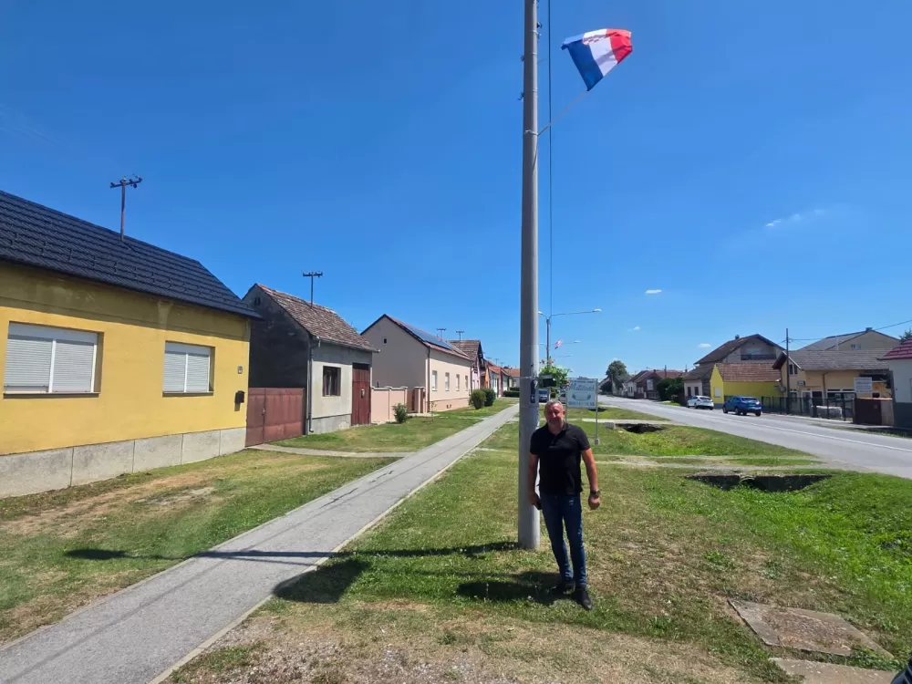 NEŠTO NOVO KOJE KRASI OPĆINSKO MJESTO: Državne zastave zablistale u Bukovlju i okolnim mjestima 
