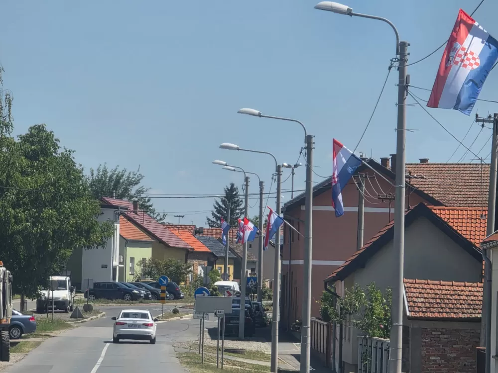 NEŠTO NOVO KOJE KRASI OPĆINSKO MJESTO: Državne zastave zablistale u Bukovlju i okolnim mjestima 