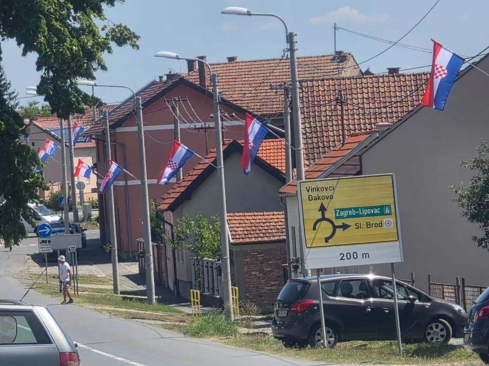 NEŠTO NOVO KOJE KRASI OPĆINSKO MJESTO: Državne zastave zablistale u Bukovlju i okolnim mjestima 