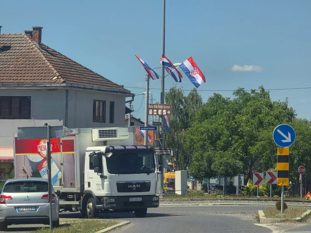 NEŠTO NOVO KOJE KRASI OPĆINSKO MJESTO: Državne zastave zablistale u Bukovlju i okolnim mjestima 