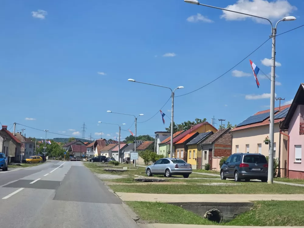 NEŠTO NOVO KOJE KRASI OPĆINSKO MJESTO: Državne zastave zablistale u Bukovlju i okolnim mjestima 