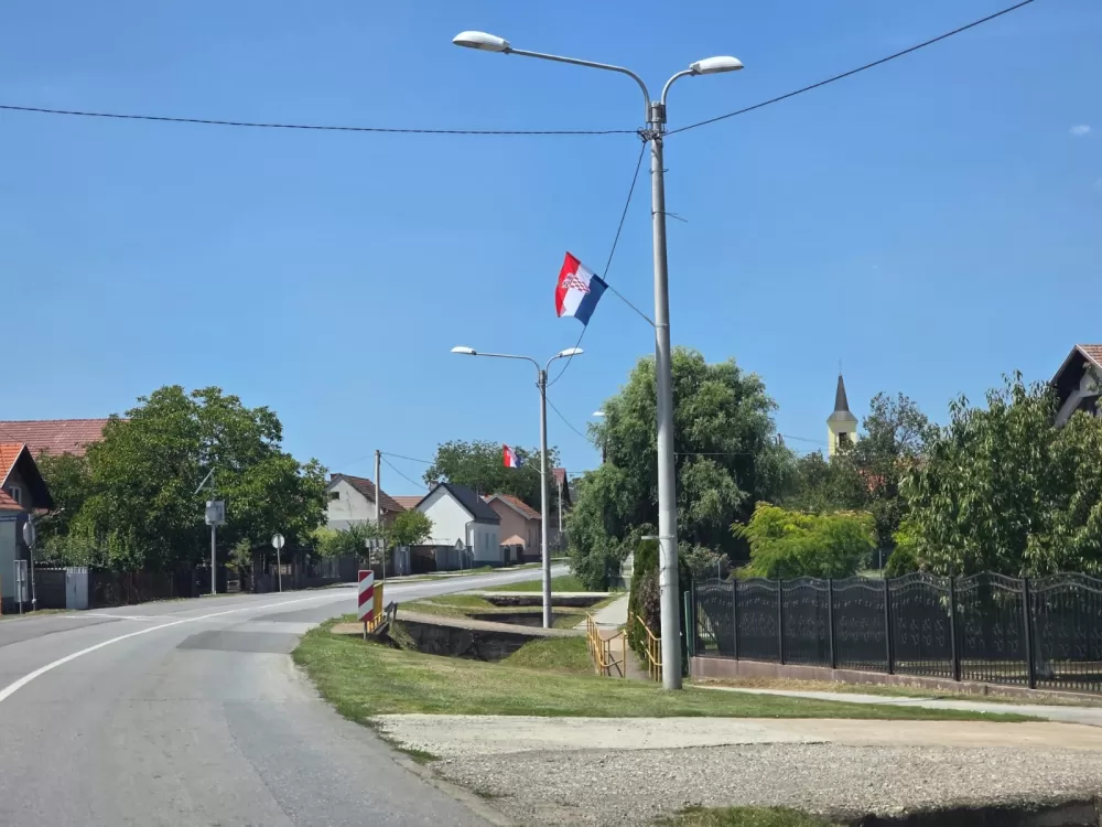 NEŠTO NOVO KOJE KRASI OPĆINSKO MJESTO: Državne zastave zablistale u Bukovlju i okolnim mjestima 