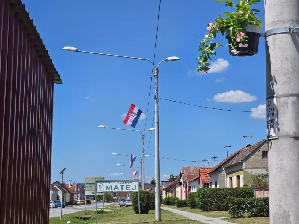 NEŠTO NOVO KOJE KRASI OPĆINSKO MJESTO: Državne zastave zablistale u Bukovlju i okolnim mjestima 