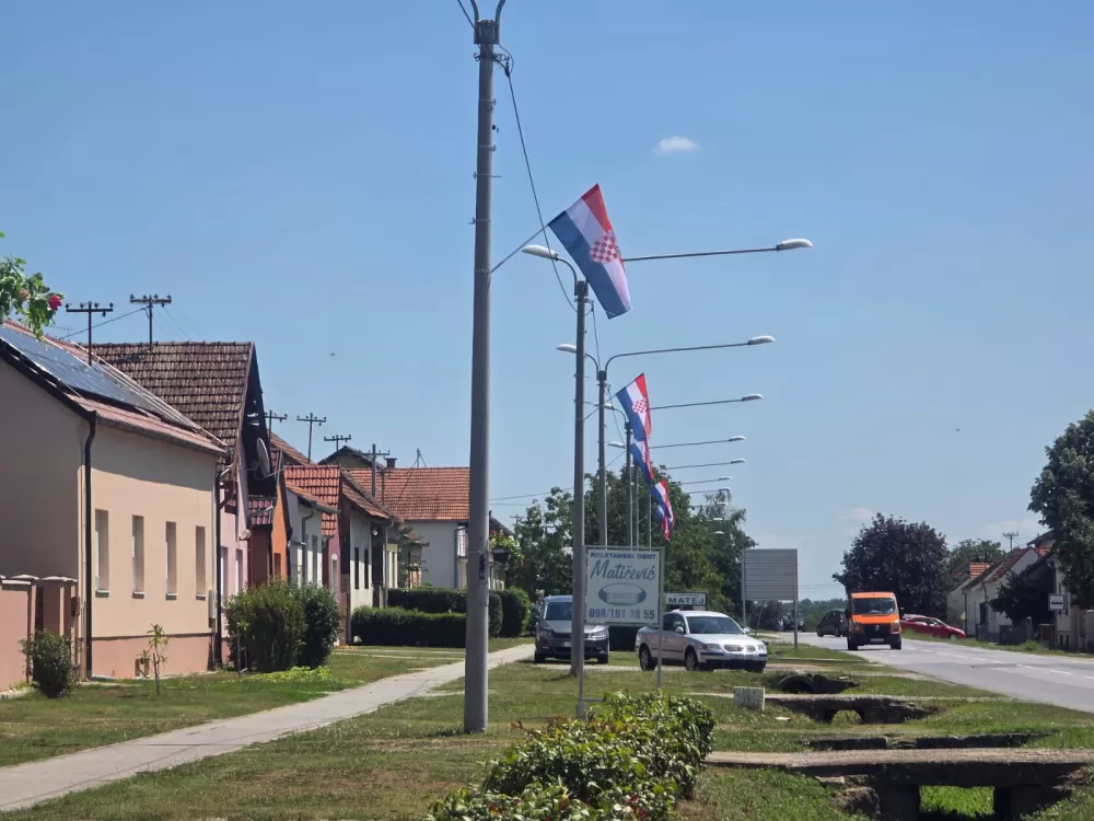 NEŠTO NOVO KOJE KRASI OPĆINSKO MJESTO: Državne zastave zablistale u Bukovlju i okolnim mjestima 