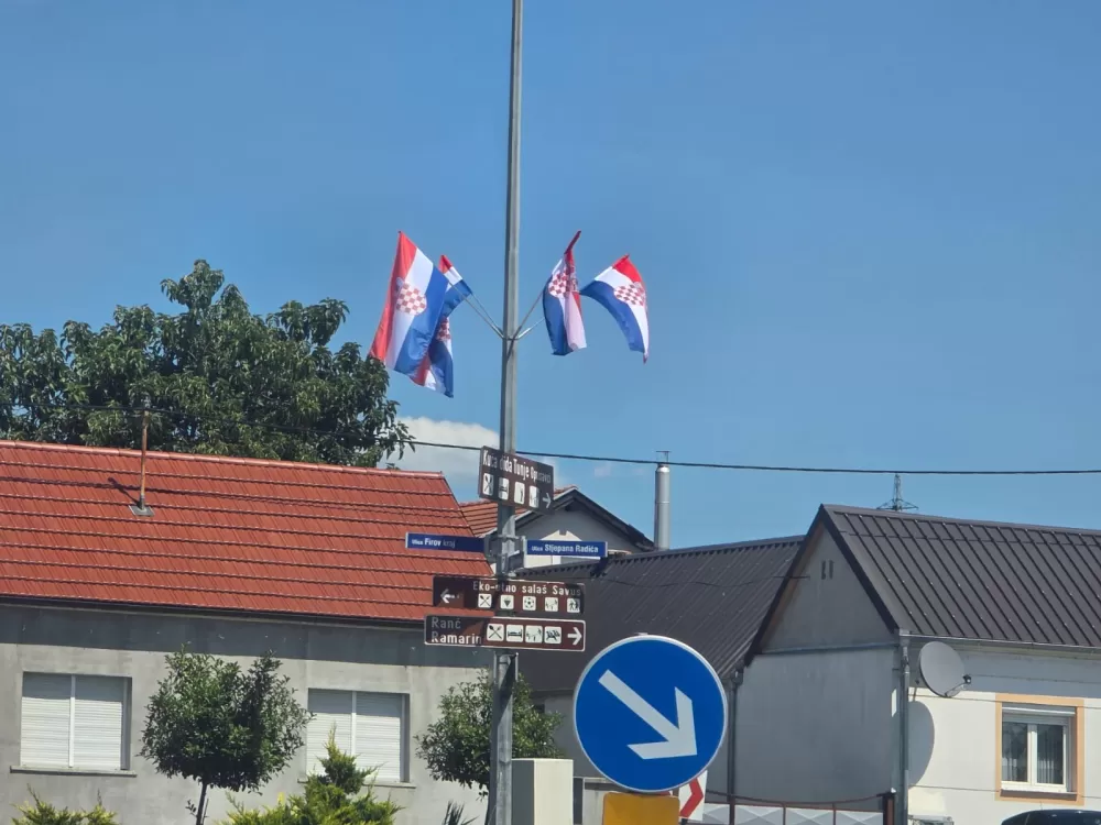 NEŠTO NOVO KOJE KRASI OPĆINSKO MJESTO: Državne zastave zablistale u Bukovlju i okolnim mjestima 