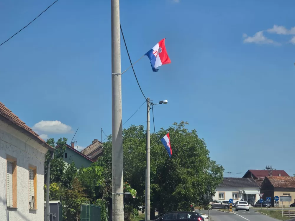 NEŠTO NOVO KOJE KRASI OPĆINSKO MJESTO: Državne zastave zablistale u Bukovlju i okolnim mjestima 