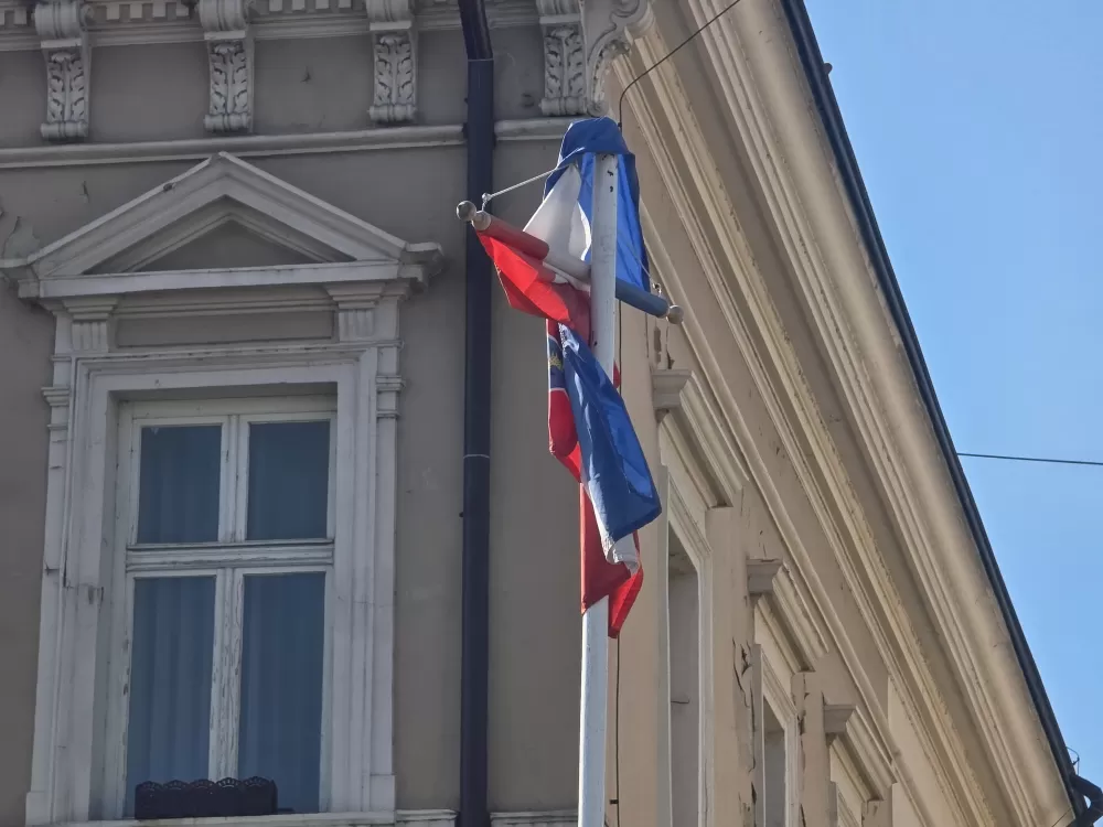 Gradonačelniku Miličeviću i njegovim suradnicima ne smetaju vjetrom zgužvani državni stjegovi