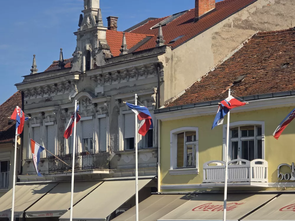 Gradonačelniku Miličeviću i njegovim suradnicima ne smetaju vjetrom zgužvani državni stjegovi