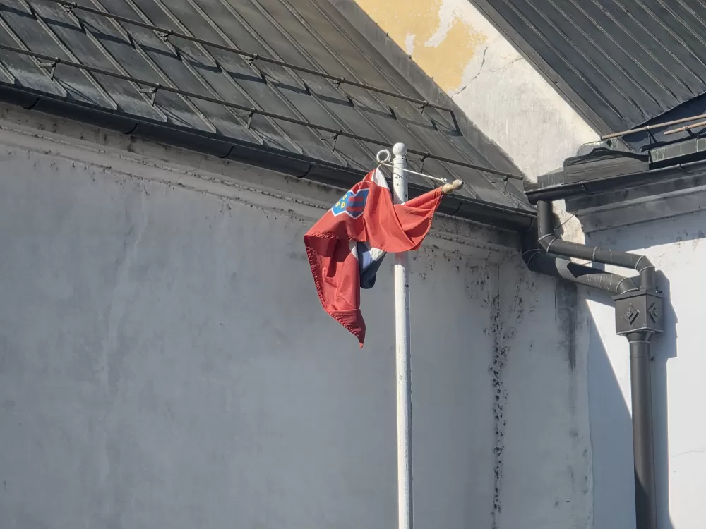 Gradonačelniku Miličeviću i njegovim suradnicima ne smetaju vjetrom zgužvani državni stjegovi