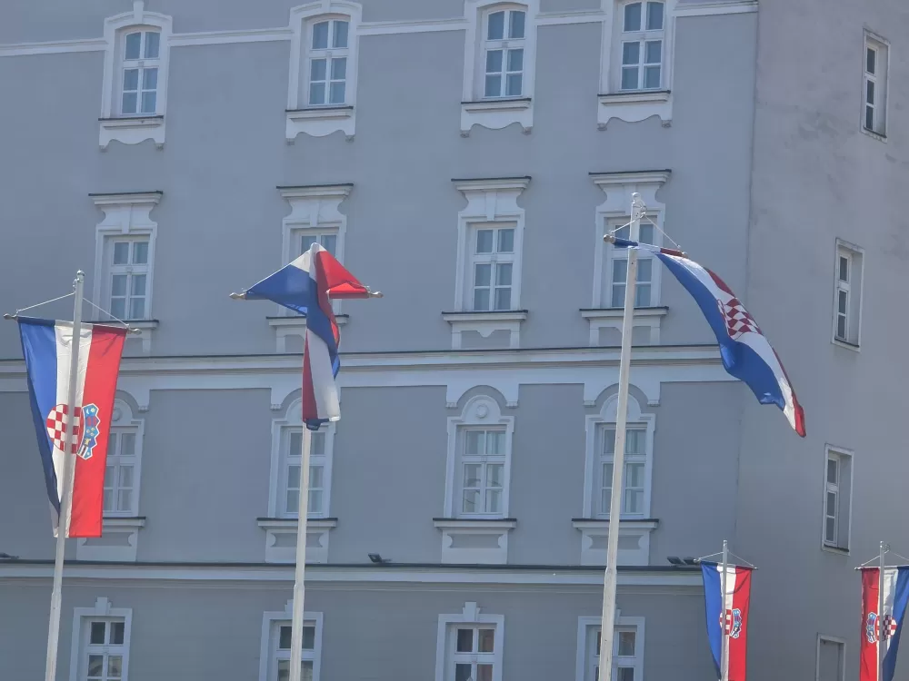 Gradonačelniku Miličeviću i njegovim suradnicima ne smetaju vjetrom zgužvani državni stjegovi