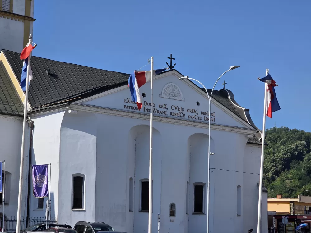 Gradonačelniku Miličeviću i njegovim suradnicima ne smetaju vjetrom zgužvani državni stjegovi