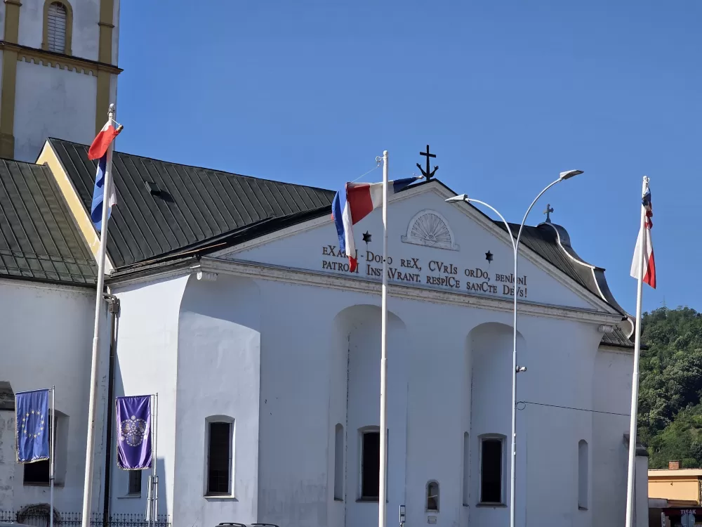 Gradonačelniku Miličeviću i njegovim suradnicima ne smetaju vjetrom zgužvani državni stjegovi
