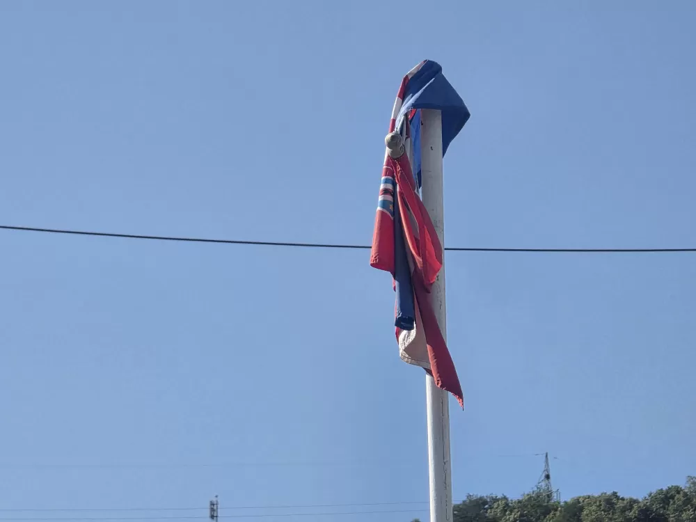 Gradonačelniku Miličeviću i njegovim suradnicima ne smetaju vjetrom zgužvani državni stjegovi