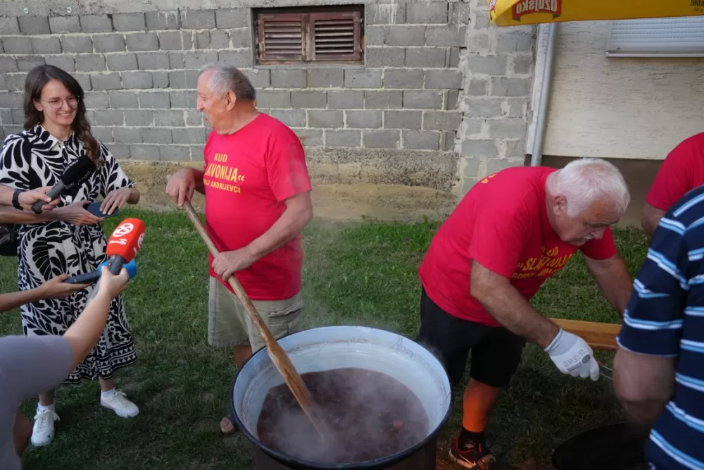 Više od tisuću pečenjaka skuhano na 17. Kukuruzijadi u Gornjim Andrijevcima