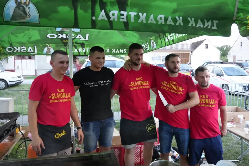 Više od tisuću pečenjaka skuhano na 17. Kukuruzijadi u Gornjim Andrijevcima