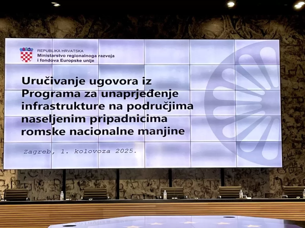 Uručeni ugovori za unaprjeđenje infrastrukture romskih naselja – podrška projektu izgradnje oborinske odvodnje i ceste kod Doma „5. studeni“