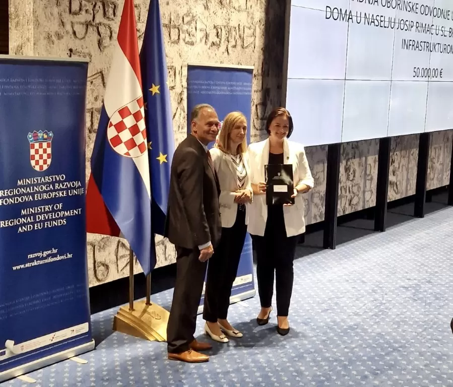 Uručeni ugovori za unaprjeđenje infrastrukture romskih naselja – podrška projektu izgradnje oborinske odvodnje i ceste kod Doma „5. studeni“