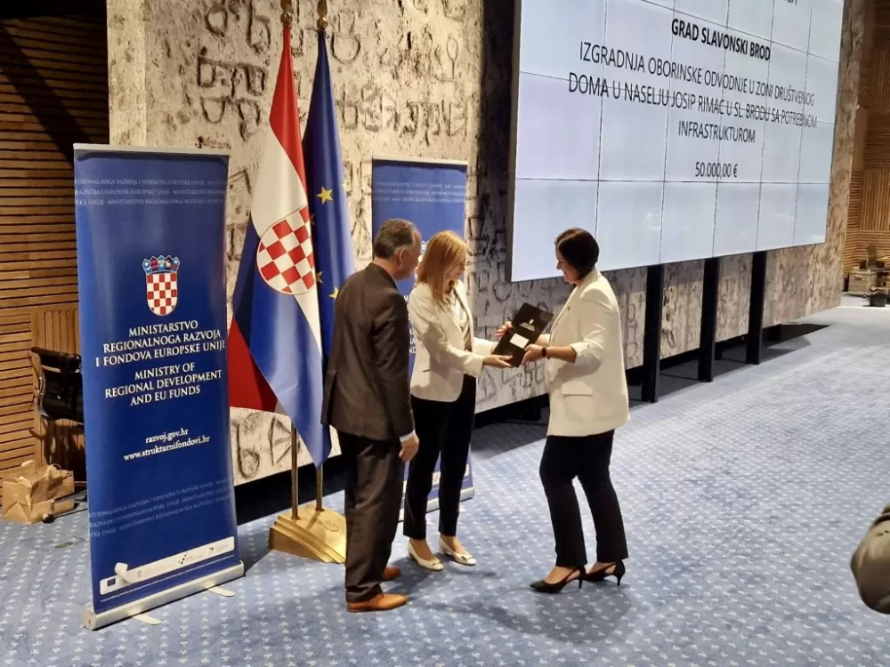 Uručeni ugovori za unaprjeđenje infrastrukture romskih naselja – podrška projektu izgradnje oborinske odvodnje i ceste kod Doma „5. studeni“