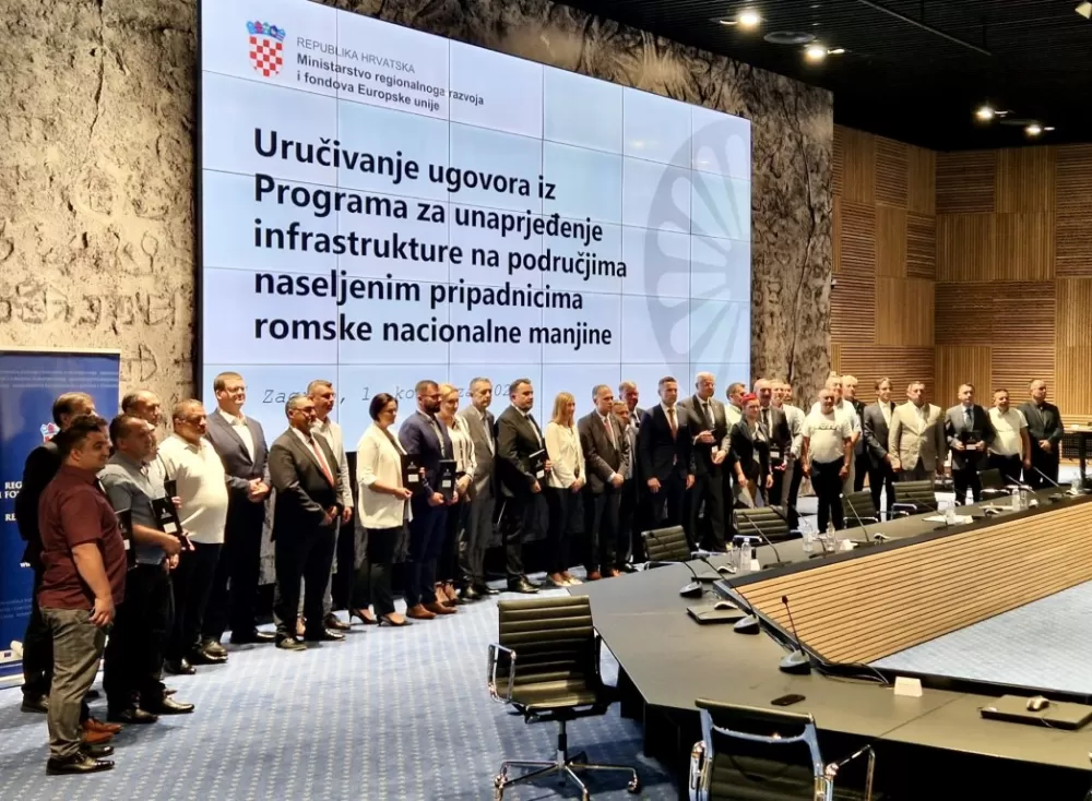 Uručeni ugovori za unaprjeđenje infrastrukture romskih naselja – podrška projektu izgradnje oborinske odvodnje i ceste kod Doma „5. studeni“