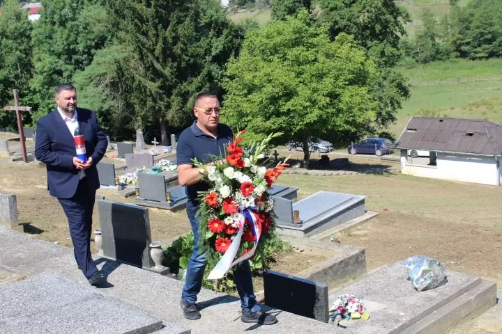 UZ 34. OBLJETNICU POGIBIJE PRIPADNIKA „TIGROVA“: U Novoj Ljeskovici odana počast hrvatskom branitelju Josipu Kneževiću