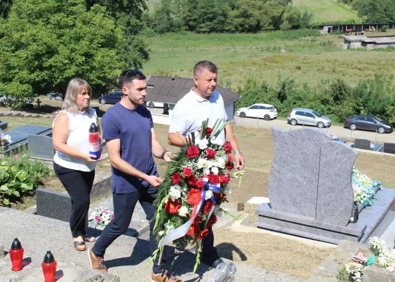 UZ 34. OBLJETNICU POGIBIJE PRIPADNIKA „TIGROVA“: U Novoj Ljeskovici odana počast hrvatskom branitelju Josipu Kneževiću