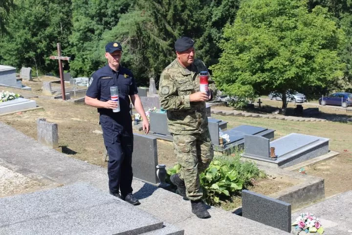 UZ 34. OBLJETNICU POGIBIJE PRIPADNIKA „TIGROVA“: U Novoj Ljeskovici odana počast hrvatskom branitelju Josipu Kneževiću