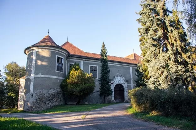 SB Online | Dvorac Marković Kulmer u Cerniku – derutno zdanje koje čeka obnovu