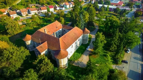 Dvorac Marković Kulmer u Cerniku – derutno zdanje koje čeka obnovu