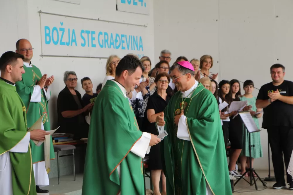Preč. Dragan Hrgić preuzeo službu rektora Svetišta Gospe od Suza i pleterničkog župnika 