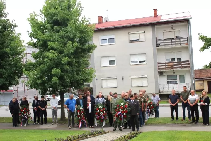 Požega.eu | Polaganjem vijenaca i paljenjem svijeća u Pleternici odana počast poginulim braniteljima 