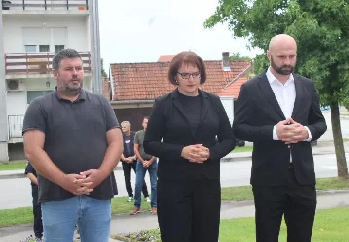 Polaganjem vijenaca i paljenjem svijeća u Pleternici odana počast poginulim braniteljima 