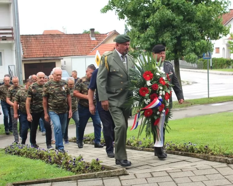 Polaganjem vijenaca i paljenjem svijeća u Pleternici odana počast poginulim braniteljima 