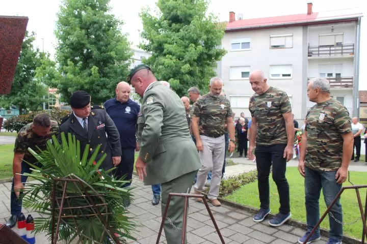 Polaganjem vijenaca i paljenjem svijeća u Pleternici odana počast poginulim braniteljima 