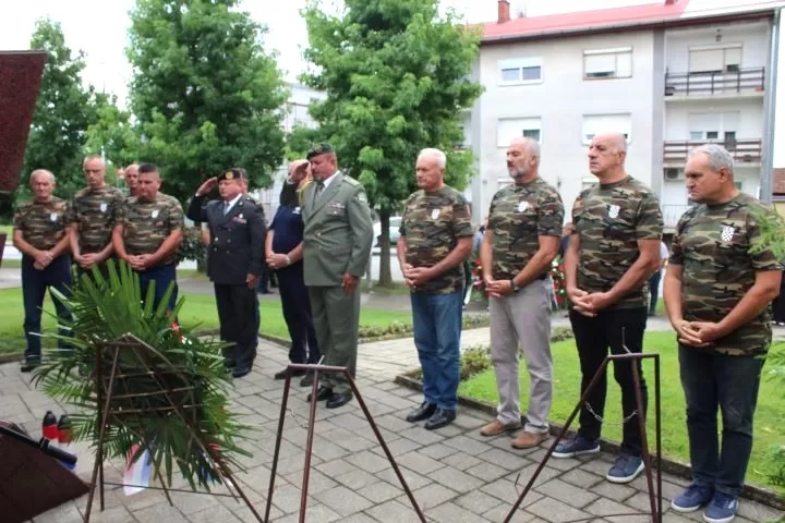 Polaganjem vijenaca i paljenjem svijeća u Pleternici odana počast poginulim braniteljima 