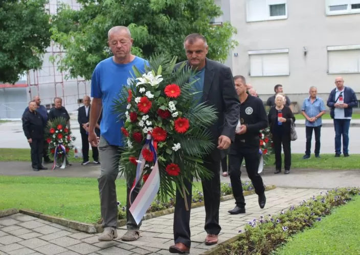 Polaganjem vijenaca i paljenjem svijeća u Pleternici odana počast poginulim braniteljima 
