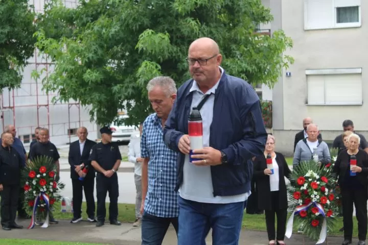 Polaganjem vijenaca i paljenjem svijeća u Pleternici odana počast poginulim braniteljima 