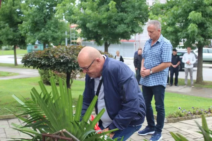 Polaganjem vijenaca i paljenjem svijeća u Pleternici odana počast poginulim braniteljima 