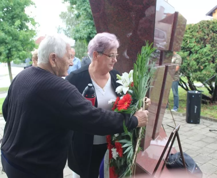 Polaganjem vijenaca i paljenjem svijeća u Pleternici odana počast poginulim braniteljima 