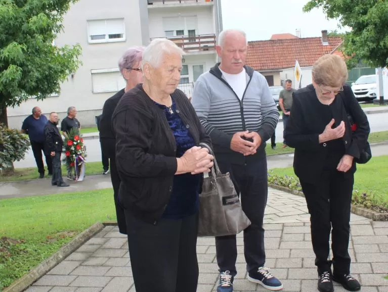 Polaganjem vijenaca i paljenjem svijeća u Pleternici odana počast poginulim braniteljima 