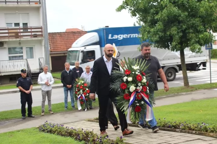 Polaganjem vijenaca i paljenjem svijeća u Pleternici odana počast poginulim braniteljima 