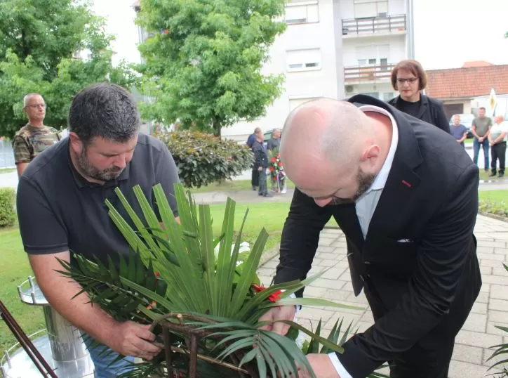 Polaganjem vijenaca i paljenjem svijeća u Pleternici odana počast poginulim braniteljima 