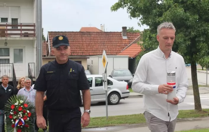 Polaganjem vijenaca i paljenjem svijeća u Pleternici odana počast poginulim braniteljima 
