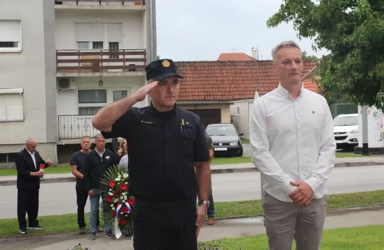 Polaganjem vijenaca i paljenjem svijeća u Pleternici odana počast poginulim braniteljima 