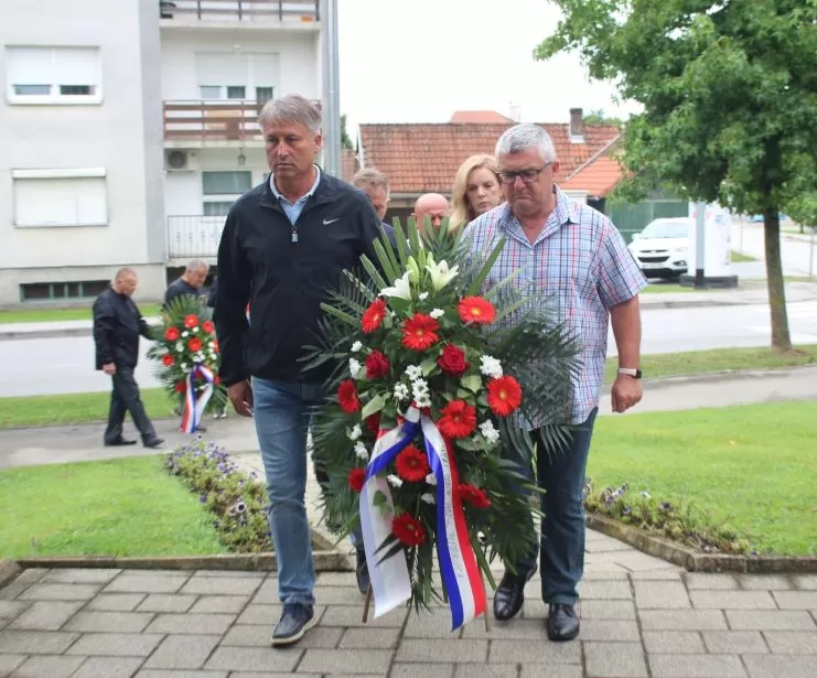 Polaganjem vijenaca i paljenjem svijeća u Pleternici odana počast poginulim braniteljima 