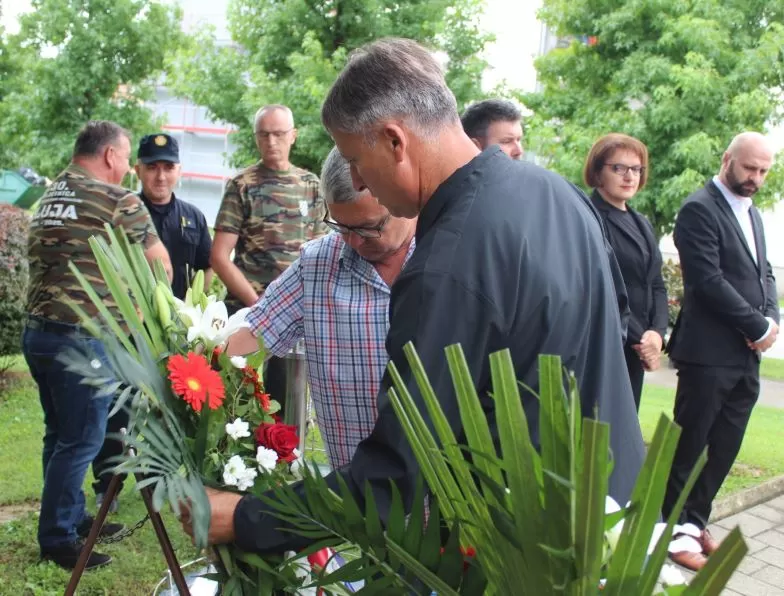 Polaganjem vijenaca i paljenjem svijeća u Pleternici odana počast poginulim braniteljima 