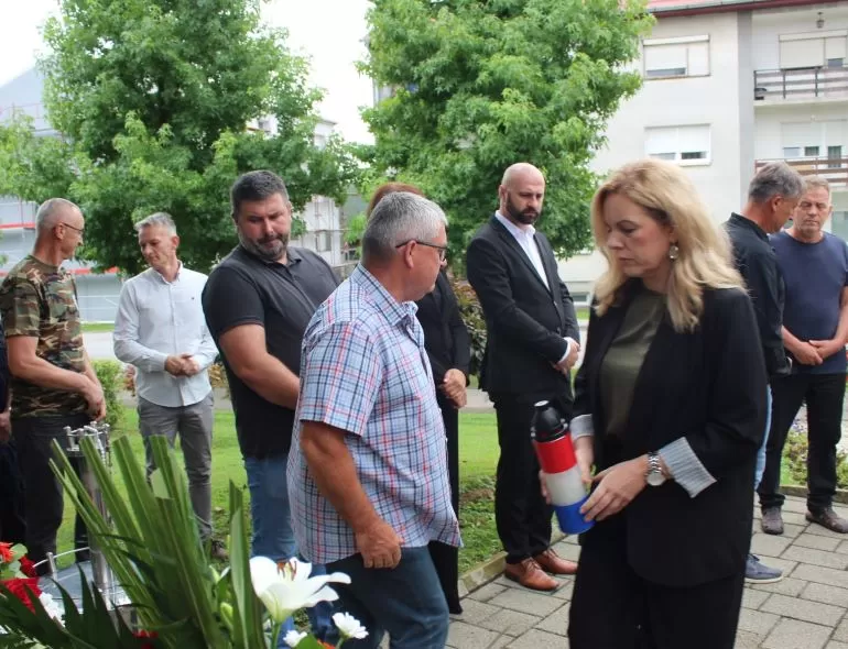 Polaganjem vijenaca i paljenjem svijeća u Pleternici odana počast poginulim braniteljima 