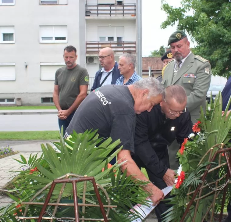 Polaganjem vijenaca i paljenjem svijeća u Pleternici odana počast poginulim braniteljima 