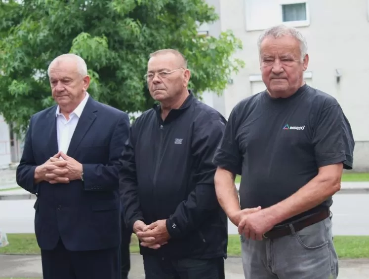 Polaganjem vijenaca i paljenjem svijeća u Pleternici odana počast poginulim braniteljima 