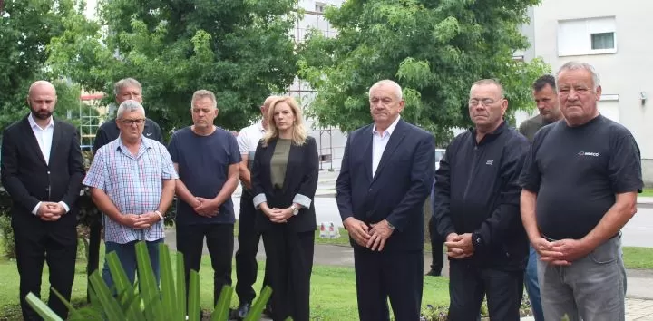 Polaganjem vijenaca i paljenjem svijeća u Pleternici odana počast poginulim braniteljima 
