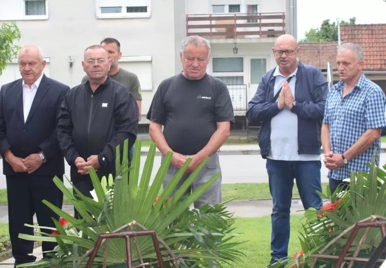 Polaganjem vijenaca i paljenjem svijeća u Pleternici odana počast poginulim braniteljima 